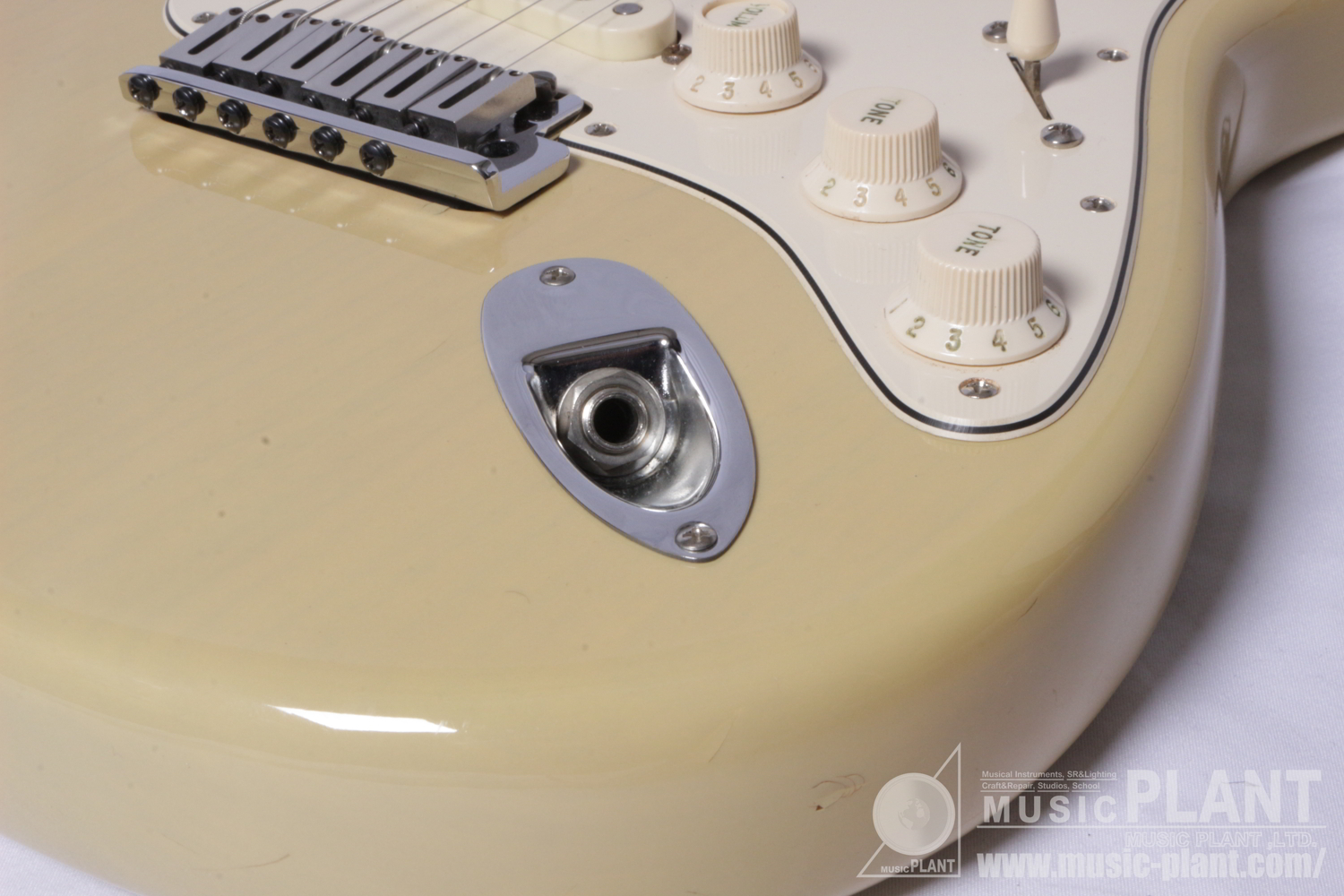 American Deluxe Stratocaster® V Neck, Maple Fingerboard, Honey Blonde追加画像 American Deluxe Stratocaster® V Neck, Maple Fingerboard, Honey Blonde追加画像
