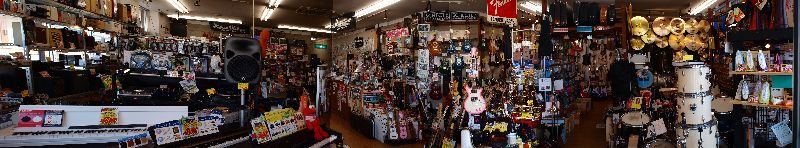 土浦店入り口自動ドアから店内を望む