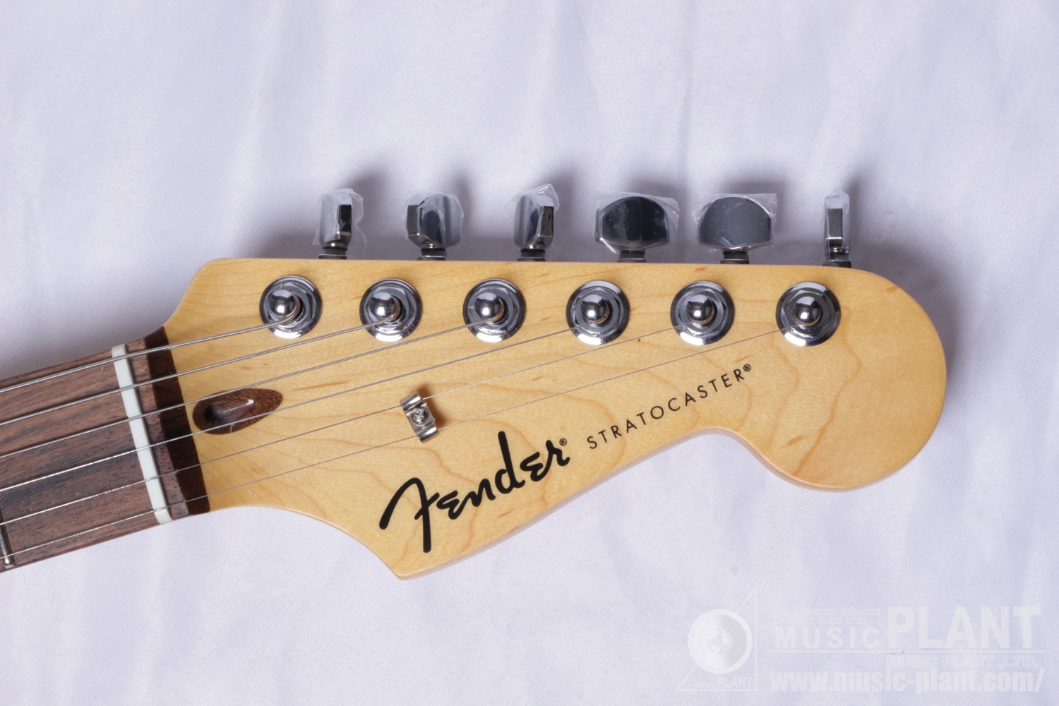 Standard Stratocaster HSS, Laurel Fingerboard, Black Pickguard, Blackヘッド画像 Standard Stratocaster HSS, Laurel Fingerboard, Black Pickguard, Blackヘッド画像