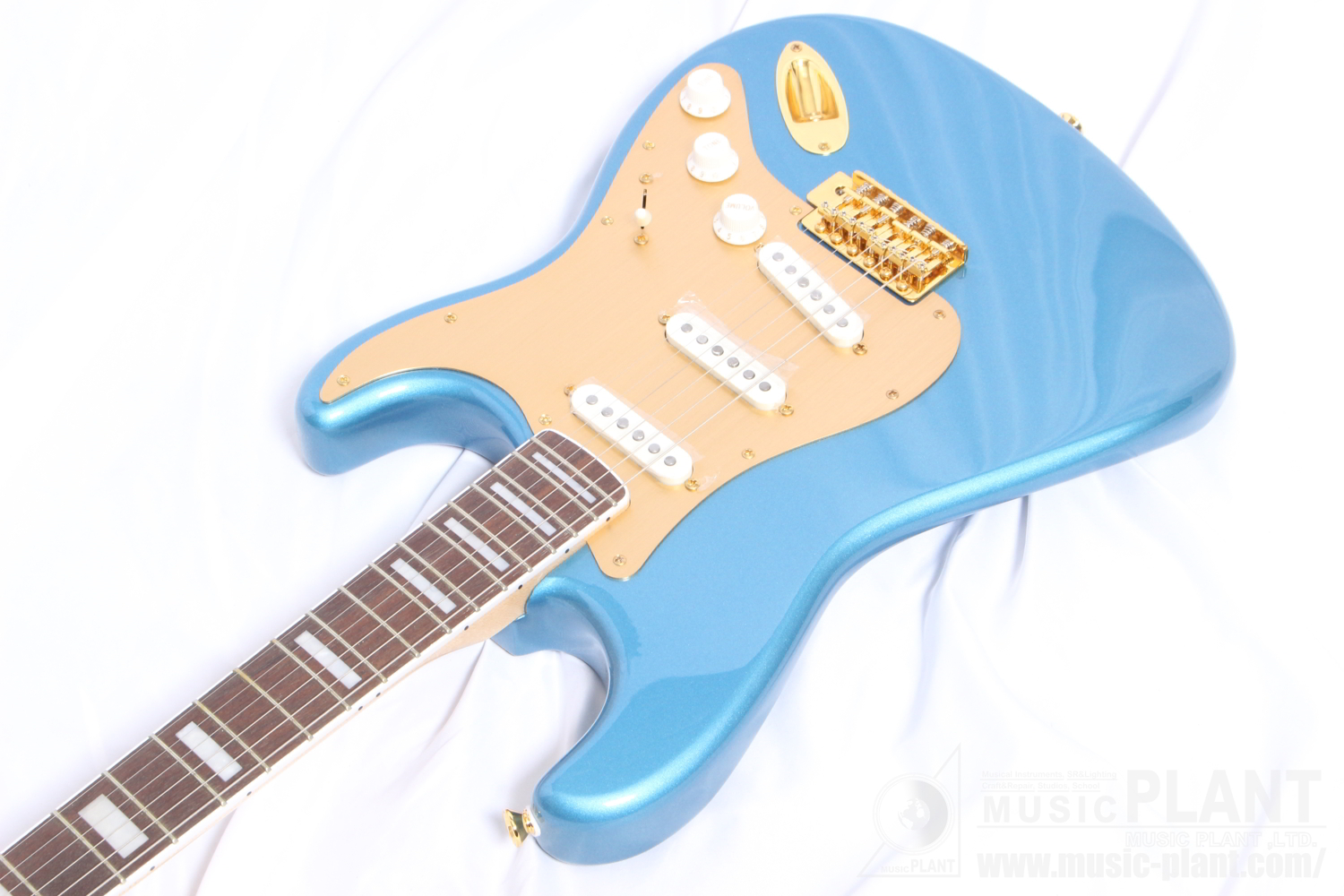 40th Anniversary Stratocaster®, Gold Edition, Laurel Fingerboard, Gold Anodized Pickguard, Lake Placid Blue追加画像