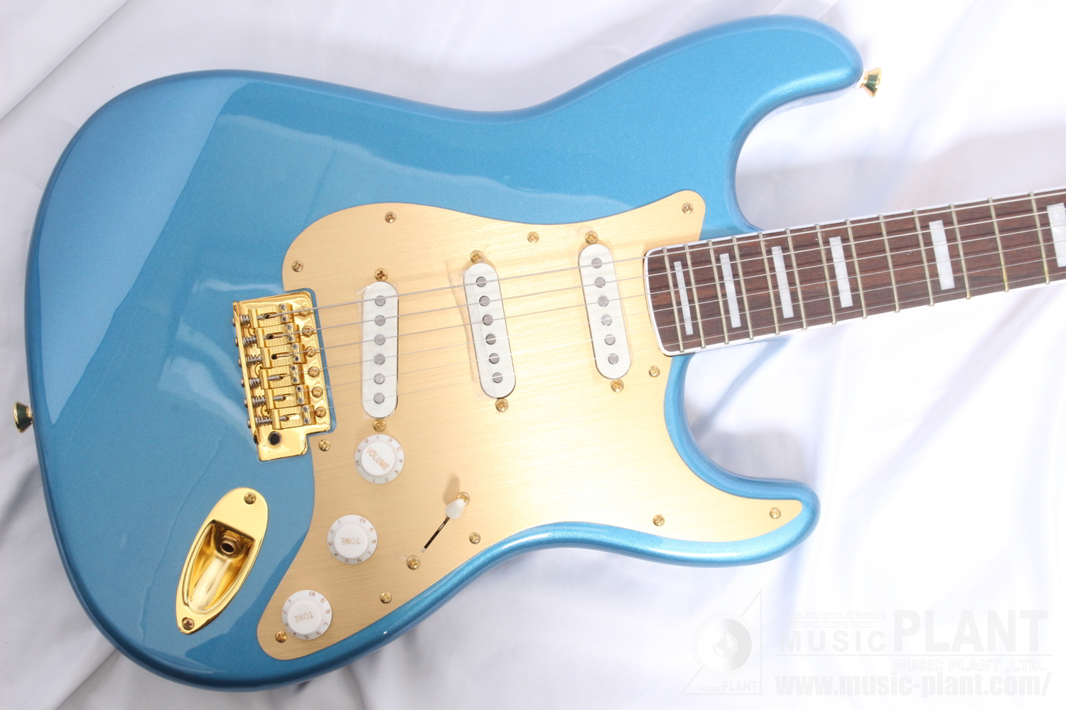 40th Anniversary Stratocaster®, Gold Edition, Laurel Fingerboard, Gold Anodized Pickguard, Lake Placid Blue追加画像