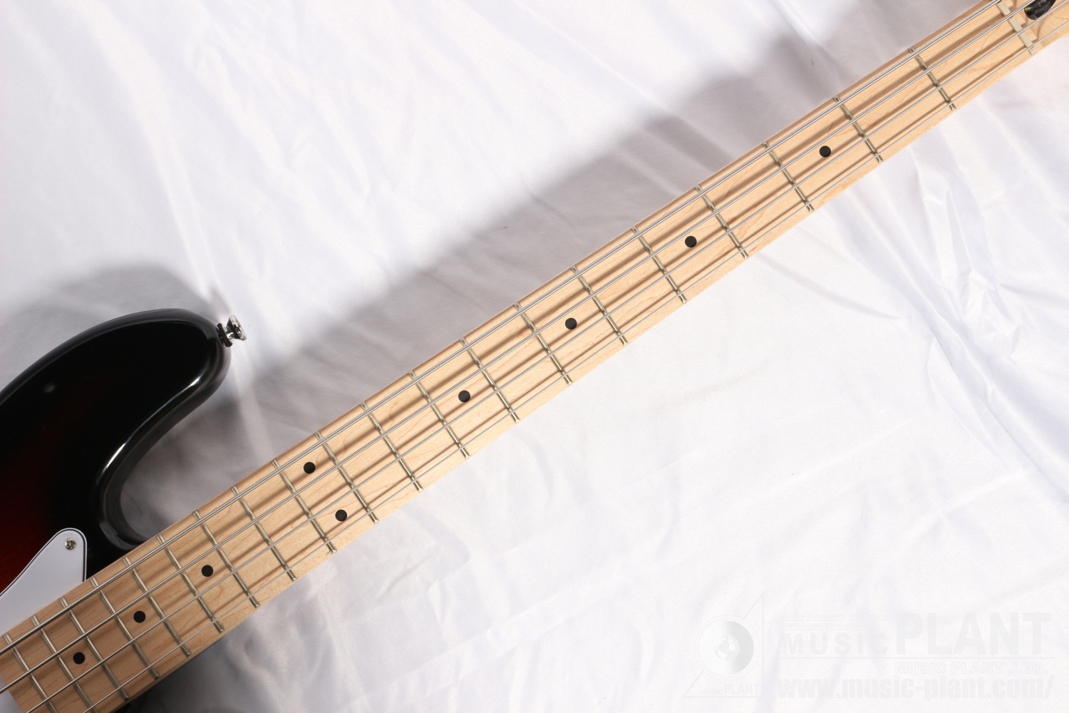 Affinity Series Jazz Bass, Maple Fingerboard, White Pickguard, 3-Color Sunburst追加画像